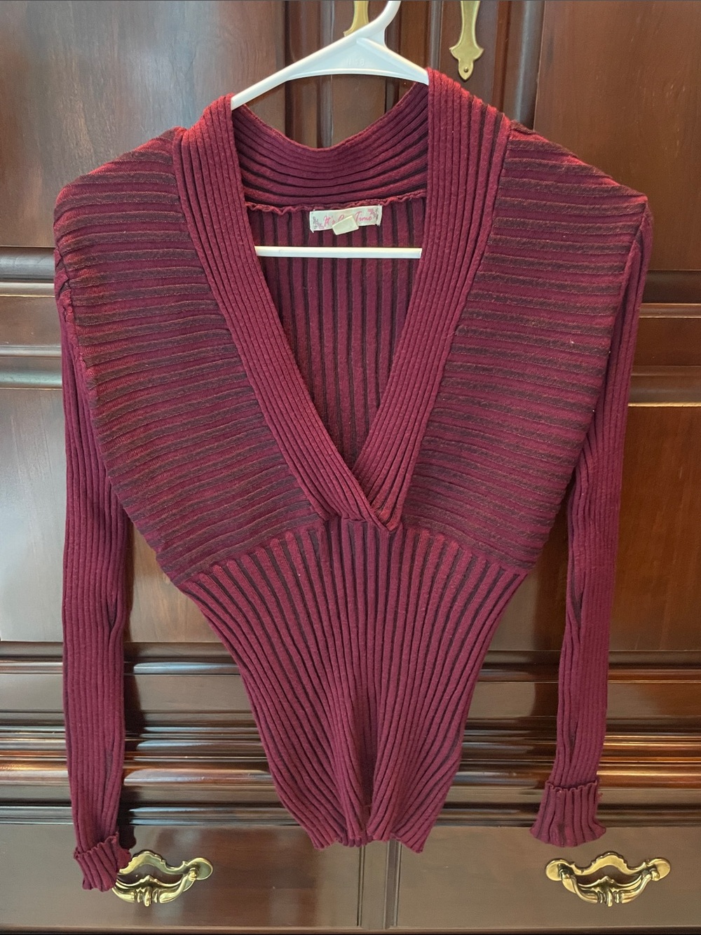 Women's V-Neck Ribbed Sweater - Burgundy